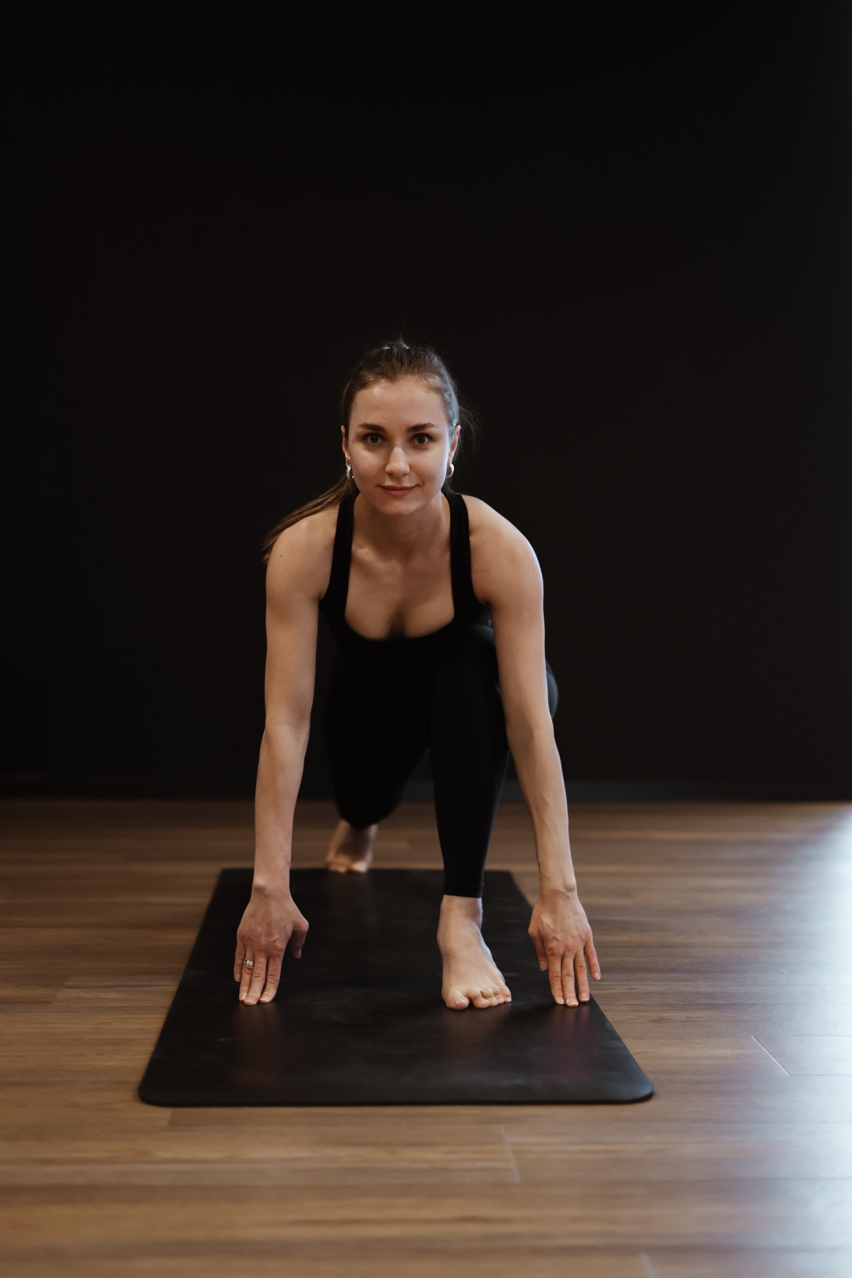 Anastasiia Fuchs in einer kontrollierten Pilates-Position auf der Matte